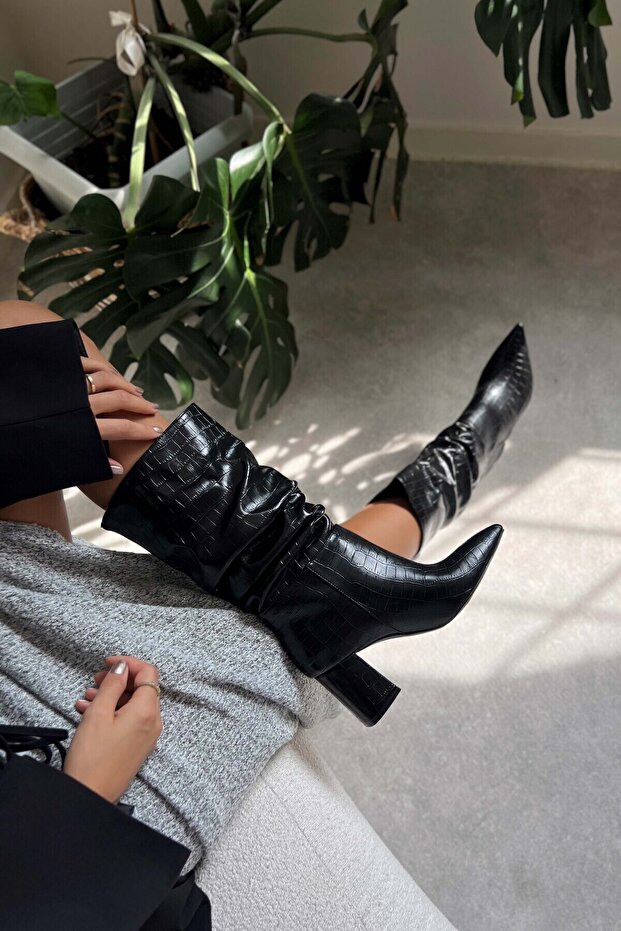 Janelle hegyes orrú fekete mintás, fújtatós női sarkú csizma - 6