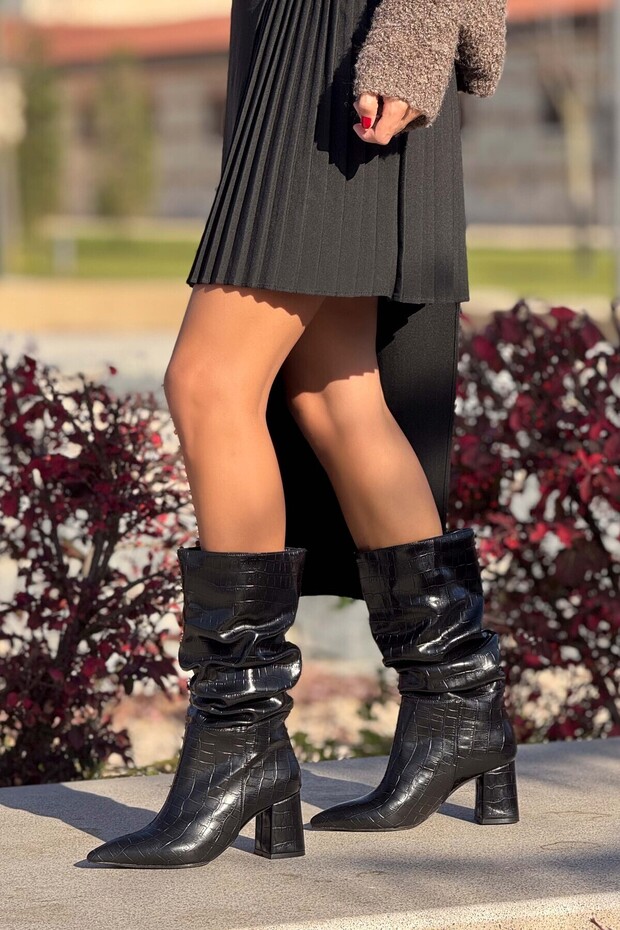 Janelle hegyes orrú fekete mintás, fújtatós női sarkú csizma - 1