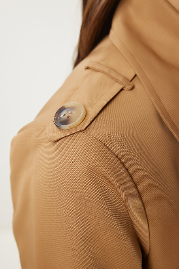 Kamelfarbener Damen-Trenchcoat mit zweireihigem Ausschnitt und Gürtel – DD01346 - 6