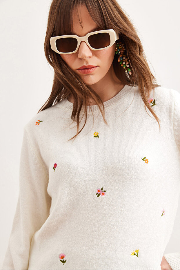 Women's Ecru Embroidered Soft Textured Sweater Kzk- 19000930