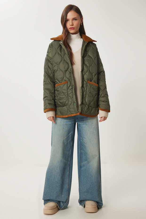 Damski pikowany płaszcz polo w kolorze khaki z kołnierzem i kieszeniami DZ00096 - 1