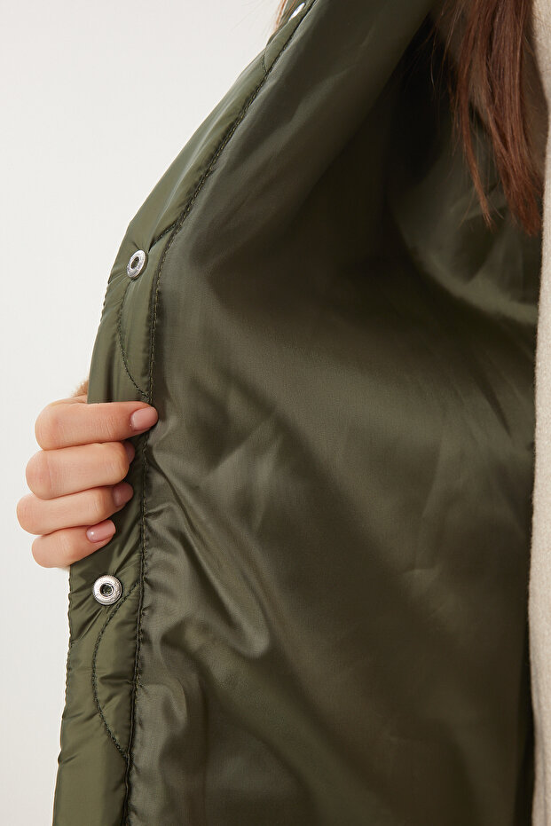 Damski pikowany płaszcz polo w kolorze khaki z kołnierzem i kieszeniami DZ00096 - 7