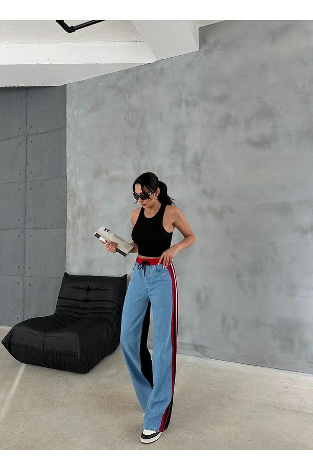ÖNÜ MAVİ KOT ARKASI 3 İPLİK BAGGY PANTOLON YANLARDAN KIRMIZI ŞERİTLİ BELİ LASTİKLİ - 1