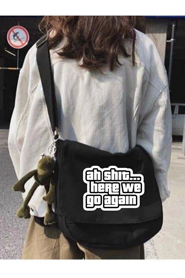 حقيبة ماسنجر بحزام للجنسين مطبوعة باللون الأسود من GTA Ah Shit Here We Go Again