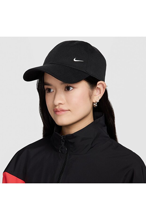قبعة Nike NK Club Cap للجنسين، بحافة منحنية وشعار Swoosh صغير، مقاس L