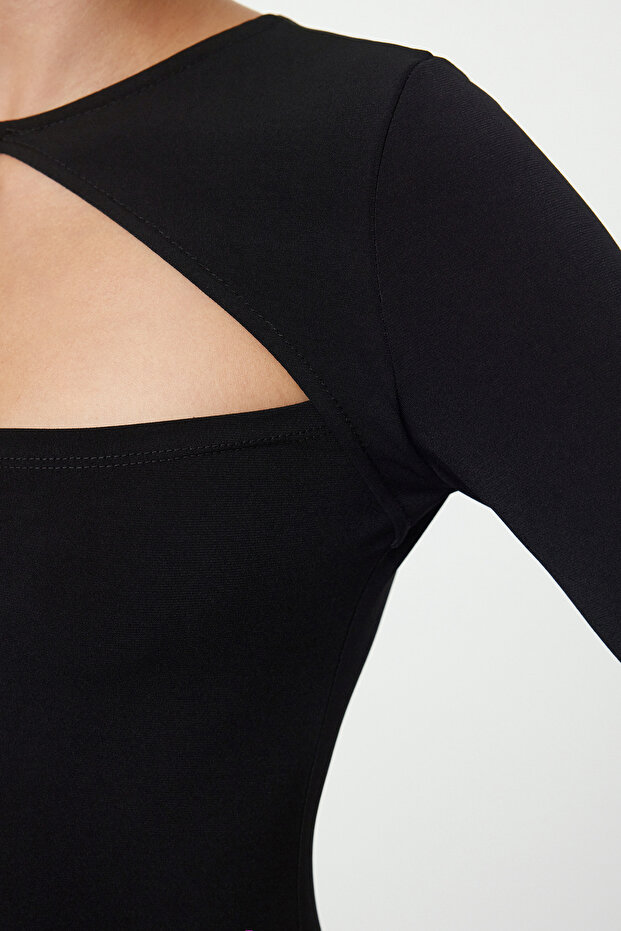 Czarna wycięta dzianinowa elegancka wieczorowa sukienka na studniówkę - 4