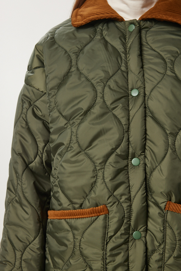 Damski pikowany płaszcz polo w kolorze khaki z kołnierzem i kieszeniami DZ00096 - 6