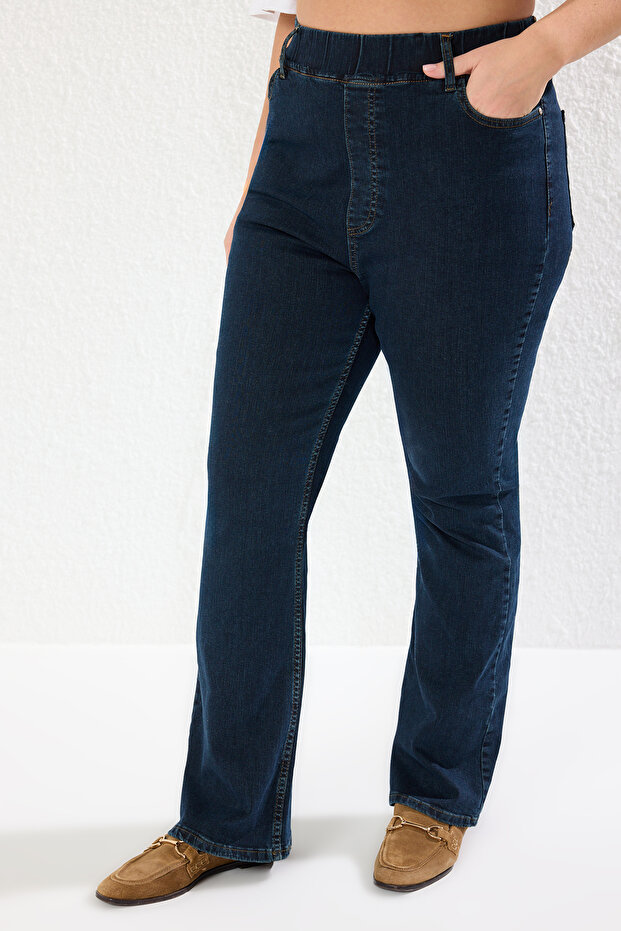 Koyu Mavi Beli Lastikli İspanyol Paça Comfort/Orta Esnek Flare Fit Büyük Beden Jeans TBBAW25CJ00031 - 3
