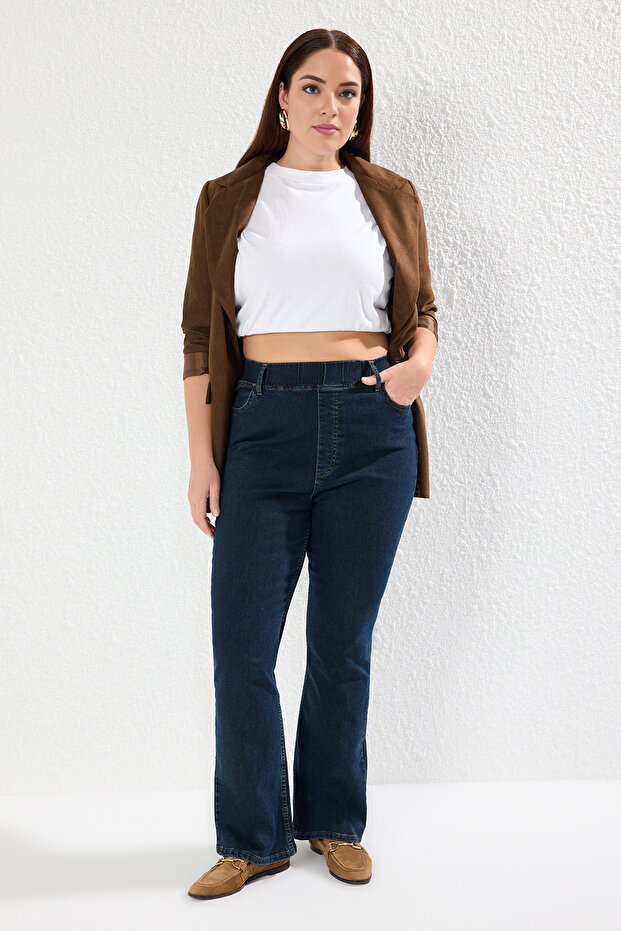 Koyu Mavi Beli Lastikli İspanyol Paça Comfort/Orta Esnek Flare Fit Büyük Beden Jeans TBBAW25CJ00031 - 1