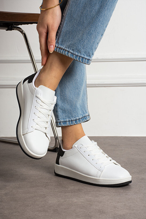 White Black Women's Sneaker Air22