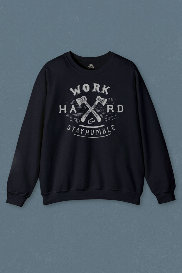 سويت شيرت أزرق داكن مطبوع للجنسين من Work Hard Stay Humble Very Slurry Be Modest