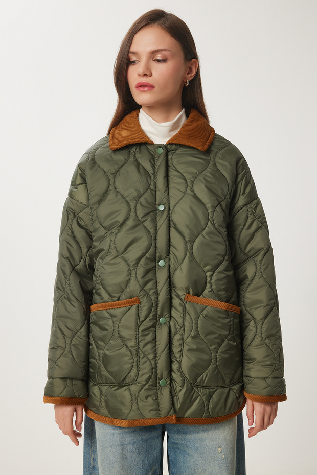 Damski pikowany płaszcz polo w kolorze khaki z kołnierzem i kieszeniami DZ00096 - 4