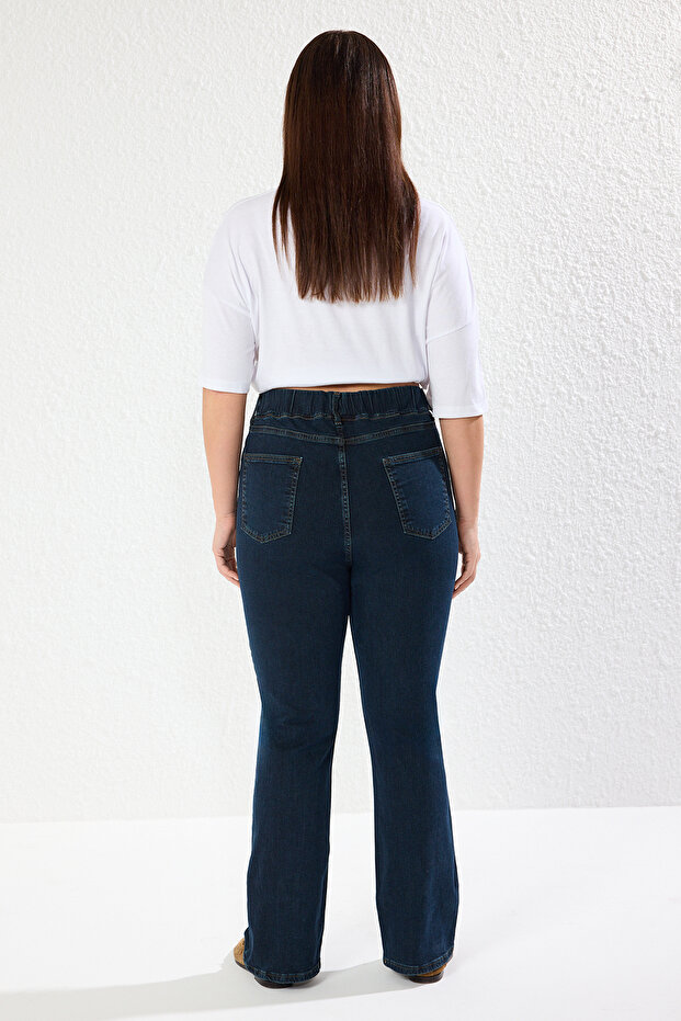 Koyu Mavi Beli Lastikli İspanyol Paça Comfort/Orta Esnek Flare Fit Büyük Beden Jeans TBBAW25CJ00031 - 5