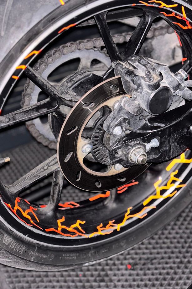 Motor Jantı için Reflektörlü Kırmızı Yıldırım Şimşek Sticker Seti (Tüm Jantlara Yeterli)(64'lü Set) - 4