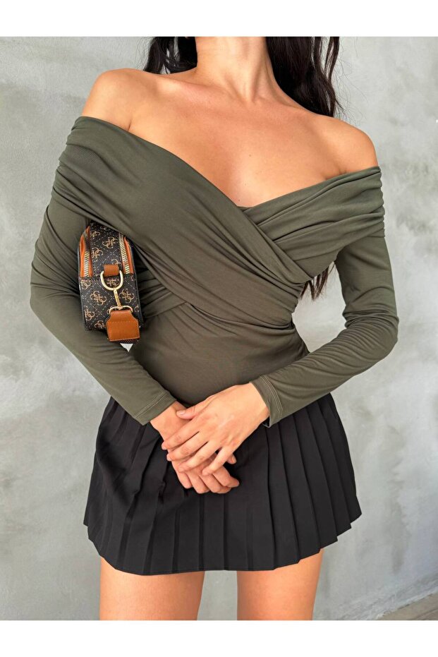 Aszimmetrikus Madonna gallér hosszú ujjú Sandy Crop blúz - 1