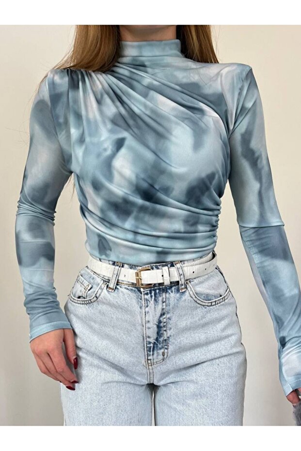 Batik-gemusterte, plissierte, halbhohe Sandy-Bluse – Hellblau - 2