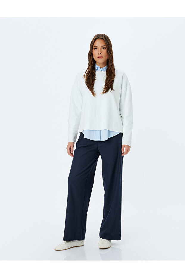 Long sleeve crew neck cotton basic sweatshirt.