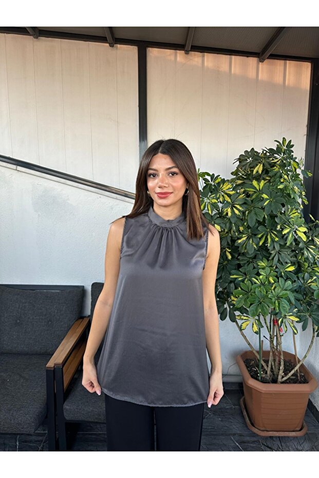 المرأة أنثراسايت ثني العنق الساتان المنسوجة بلا أكمام بلوزة