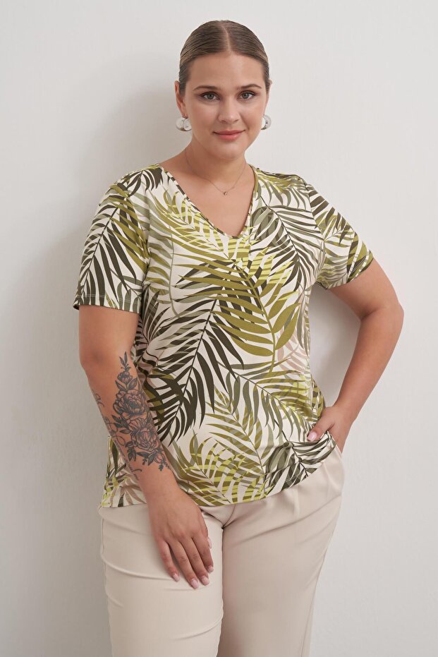 تي شيرت برقبة على شكل حرف V - 1