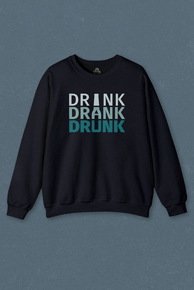 سويت شيرت أزرق داكن مطبوع عليه عبارة "Drink Drank Drunk" للجنسين
