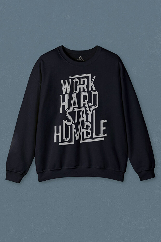 سويت شيرت أزرق داكن مطبوع للجنسين من Work Hard Stay Humble Very Slurry Be Modest