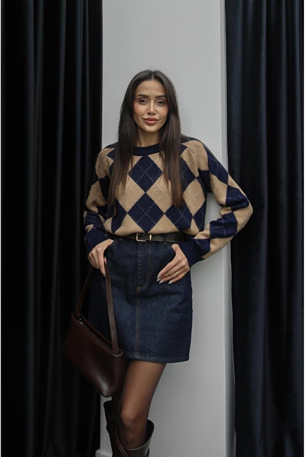 سترة منقوشة بالألماس باللون الأزرق الداكن - 1