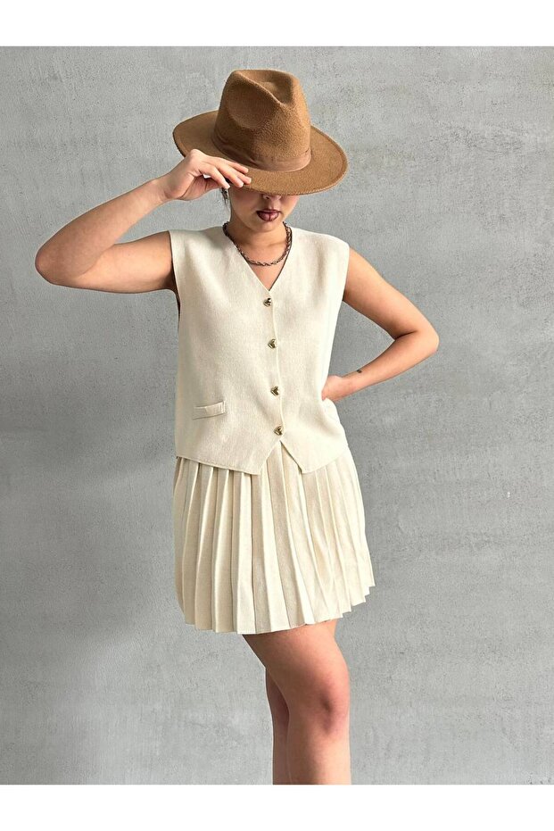Set with Knitwear Vest and Pleated Skirt