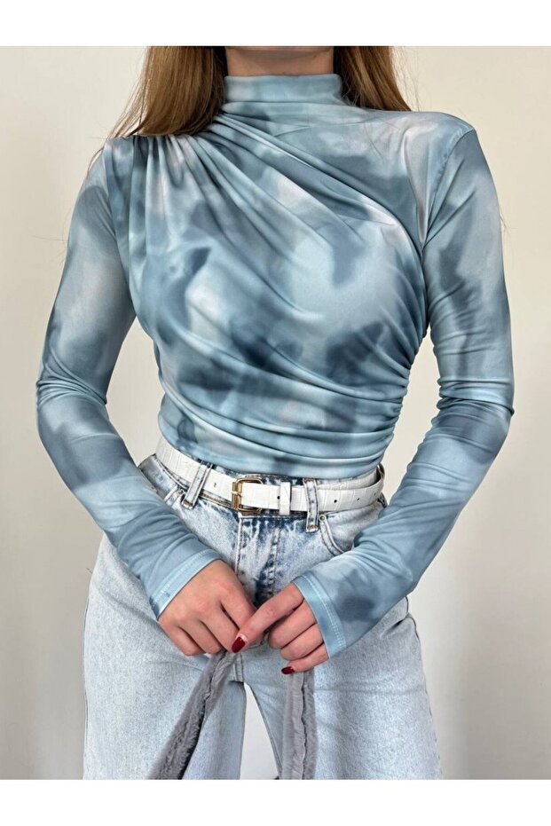 Batik-gemusterte, plissierte, halbhohe Sandy-Bluse – Hellblau - 1