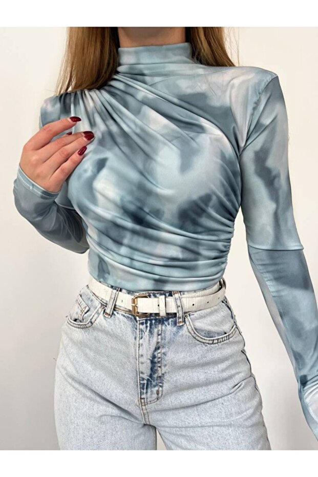 Batik-gemusterte, plissierte, halbhohe Sandy-Bluse – Hellblau - 3