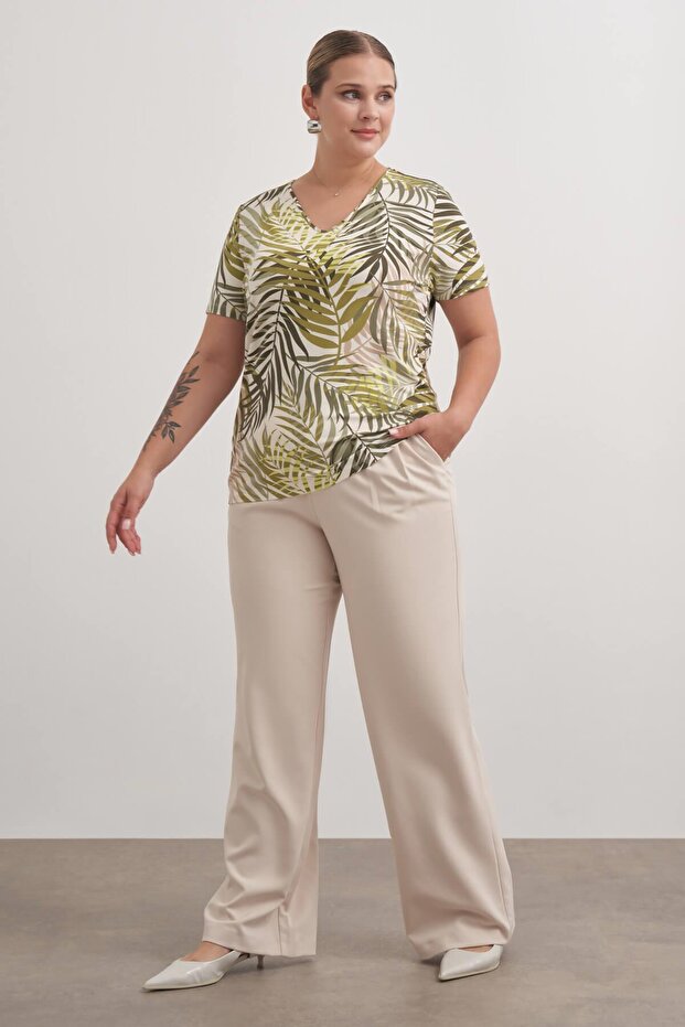 تي شيرت برقبة على شكل حرف V - 2