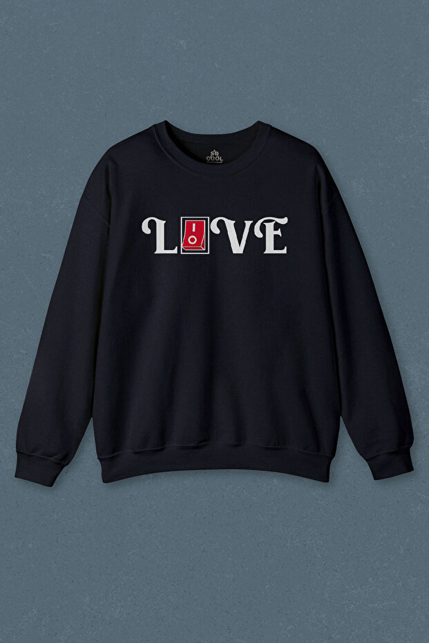 سويت شيرت باللون الأزرق الداكن مطبوع عليه Love Live Typography Switch للجنسين