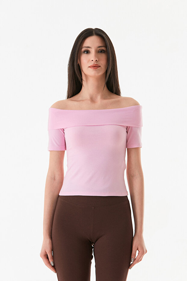 بلوزة ذات ياقة مادونا الأساسية - 8