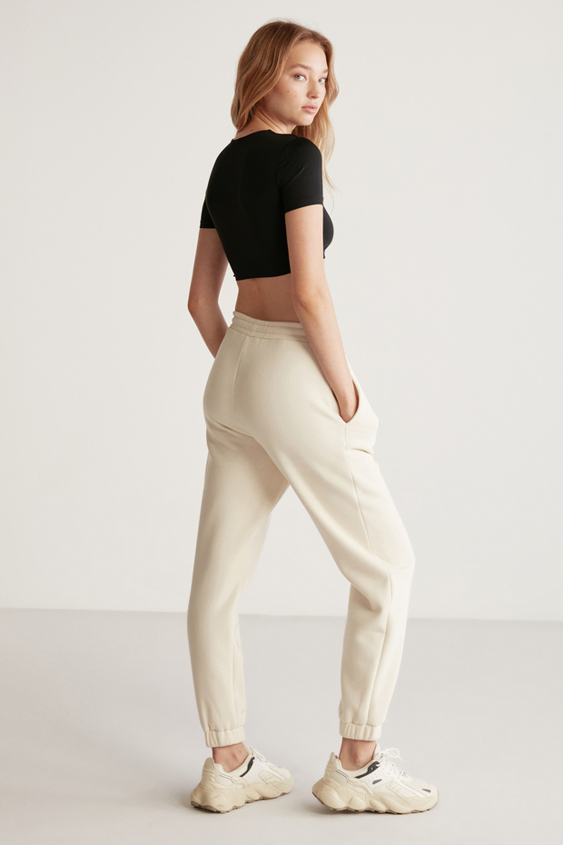 Damskie spodnie dresowe Carroline o swobodnym kroju, haftowane, waniliowe, z elastyczną talią i nogawkami - 4
