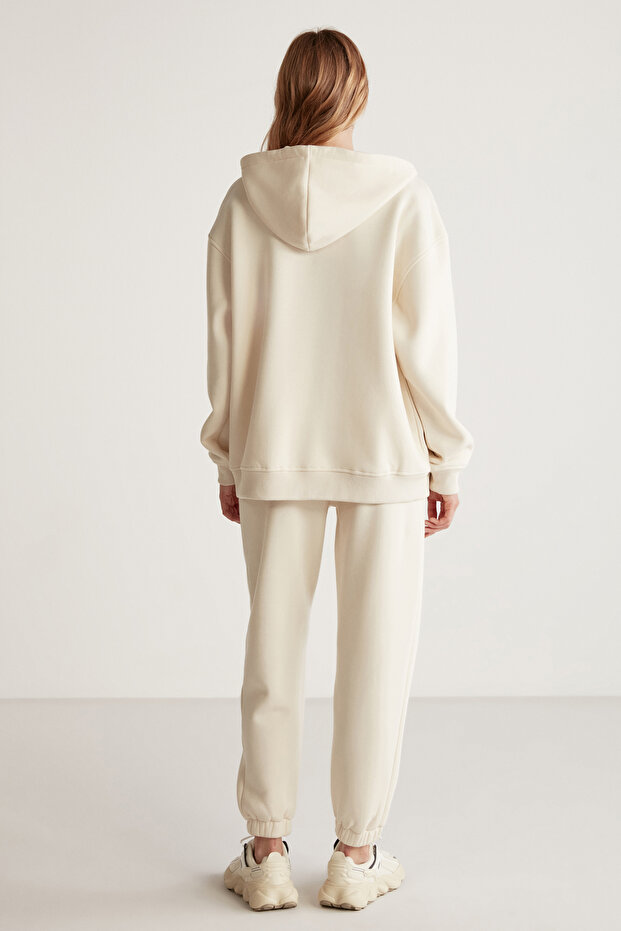 Damskie spodnie dresowe Carroline o swobodnym kroju, haftowane, waniliowe, z elastyczną talią i nogawkami - 5
