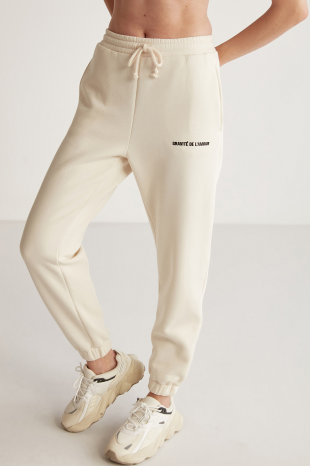 Damskie spodnie dresowe Carroline o swobodnym kroju, haftowane, waniliowe, z elastyczną talią i nogawkami - 3