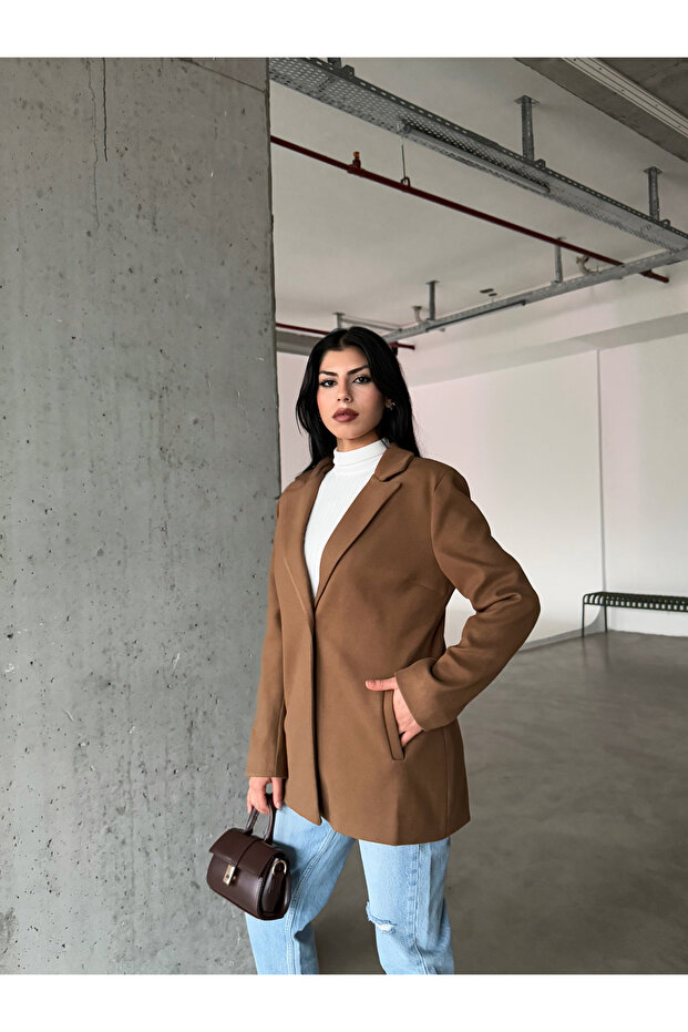 سترة بليزر مبطنة بأزرار واحدة وجيوب جانبية - 4