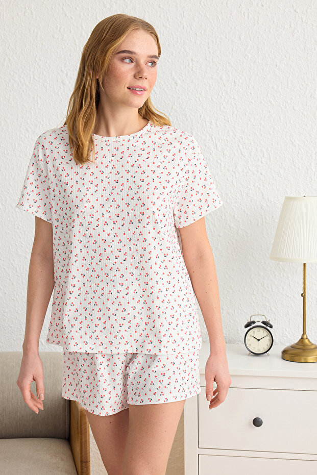 Beyaz Kiraz Desenli Dokulu Bürümcük Şortlu Örme Pijama Takımı THMSS25PT00075 - 1