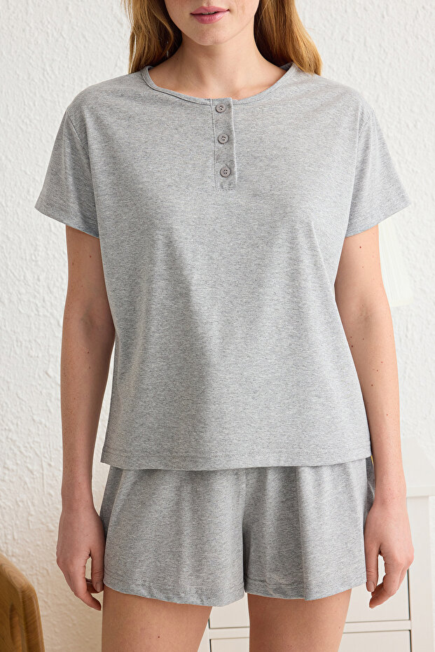 Gri Melanj Yarım Patlı Düğme Detaylı Şortlu Örme Pijama Takımı THMSS25PT00150 - 3
