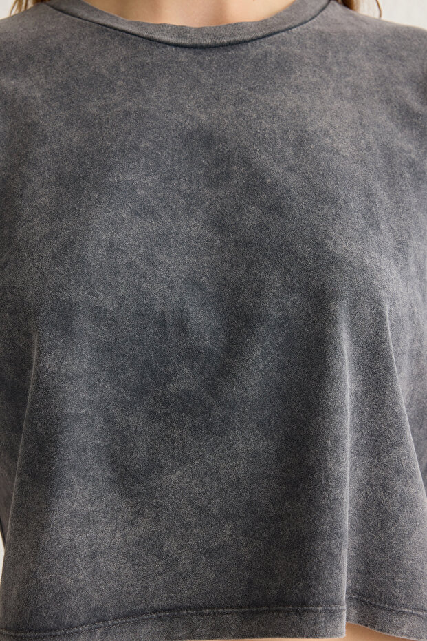 Antrasit Yıkamalı %100 Kalın Pamuklu Crop Örme T-Shirt TWOSS23TS00038 - 4