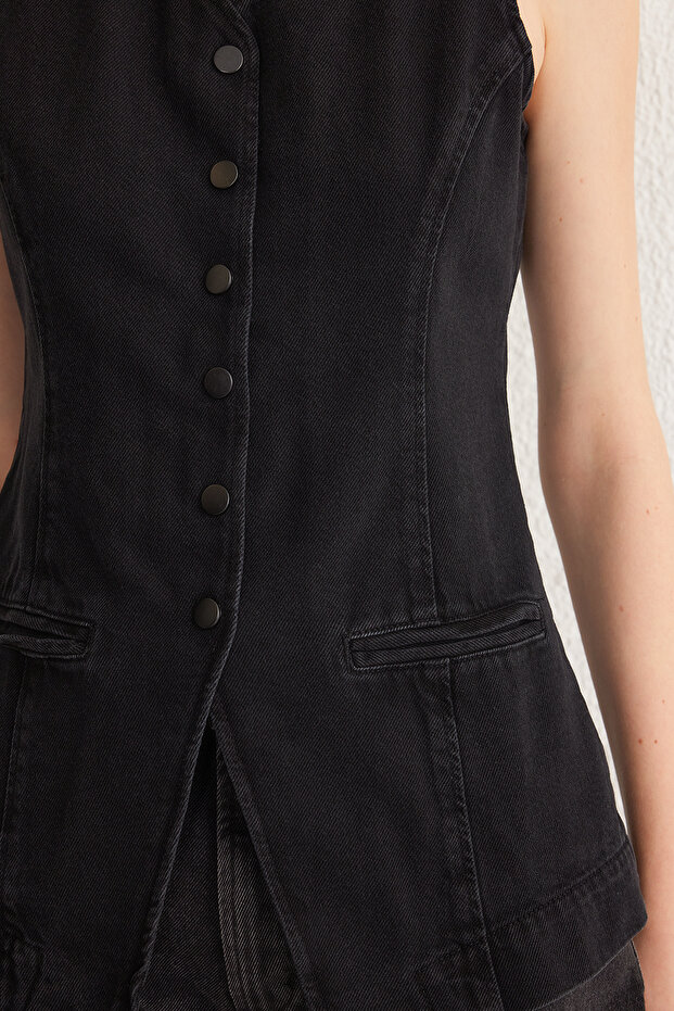 Siyah Dikiş Detaylı Arkası Kemer Tokalı Fitted/Vücuda Oturan Denim Yelek TWOSS25YE00022 - 4