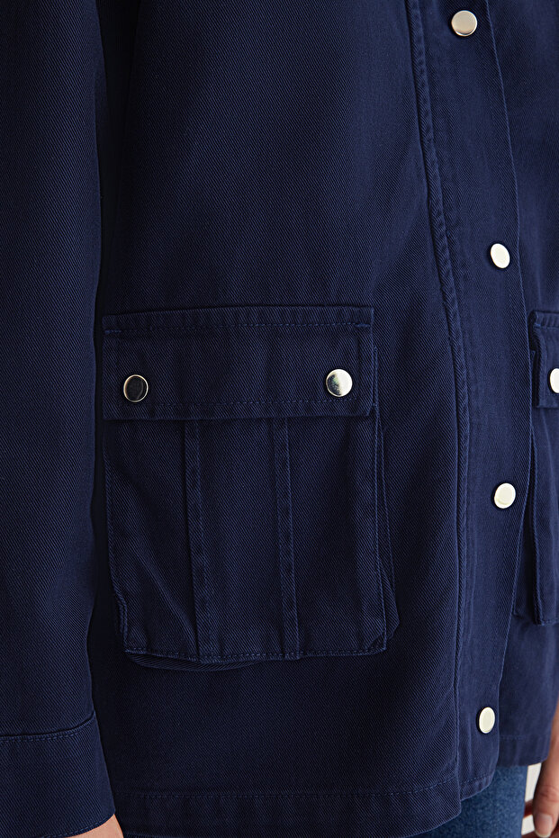 Koyu Mavi Kontrast Süet Yakalı Oversize Denim Gömlek Ceket TWOSS25CE00005 - 4