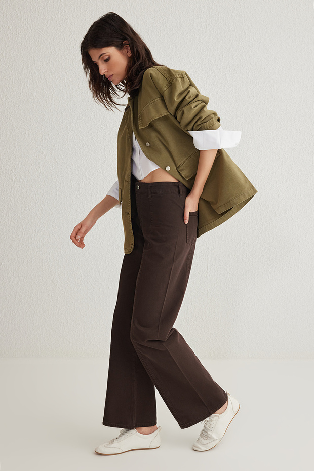 Brązowe jeansy z wysokim stanem i szerokimi nogawkami, z przeszyciami TWOSS25JE00034 - 2