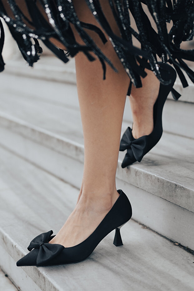 Esilas Schwarzer Stiletto-Absatz mit spitzer Zehenpartie und Schleifendetail - 4