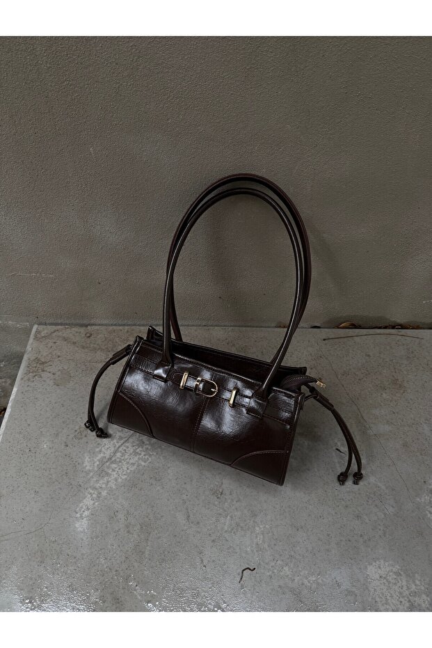 Keserűbarna színű műbőr női válltáska - övvel és szőrös díszítéssel - 7