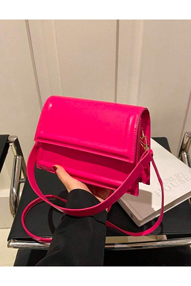 حقيبة كتف نسائية ذات تصميم أنيق وجميل