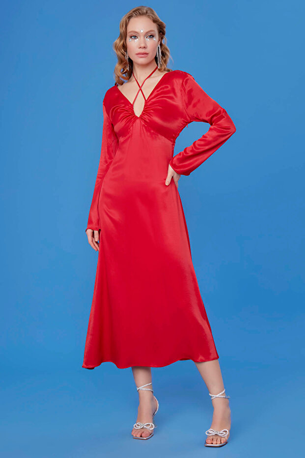 Dlouhé saténové šaty s hlubokým výstřihem do V - 1