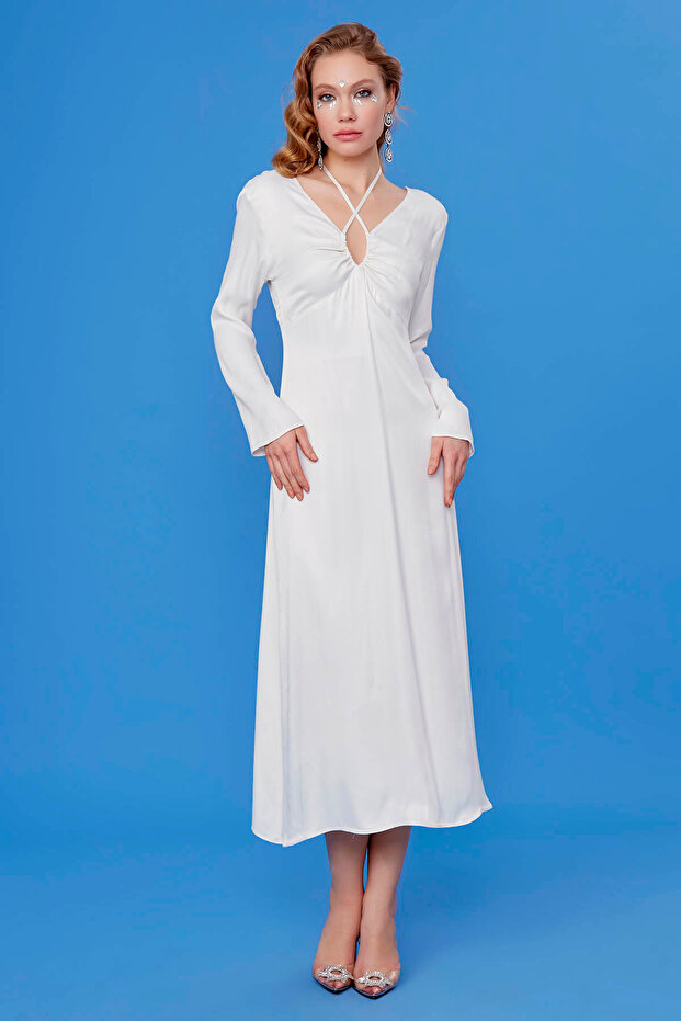 Dlouhé saténové šaty s hlubokým výstřihem do V - 4