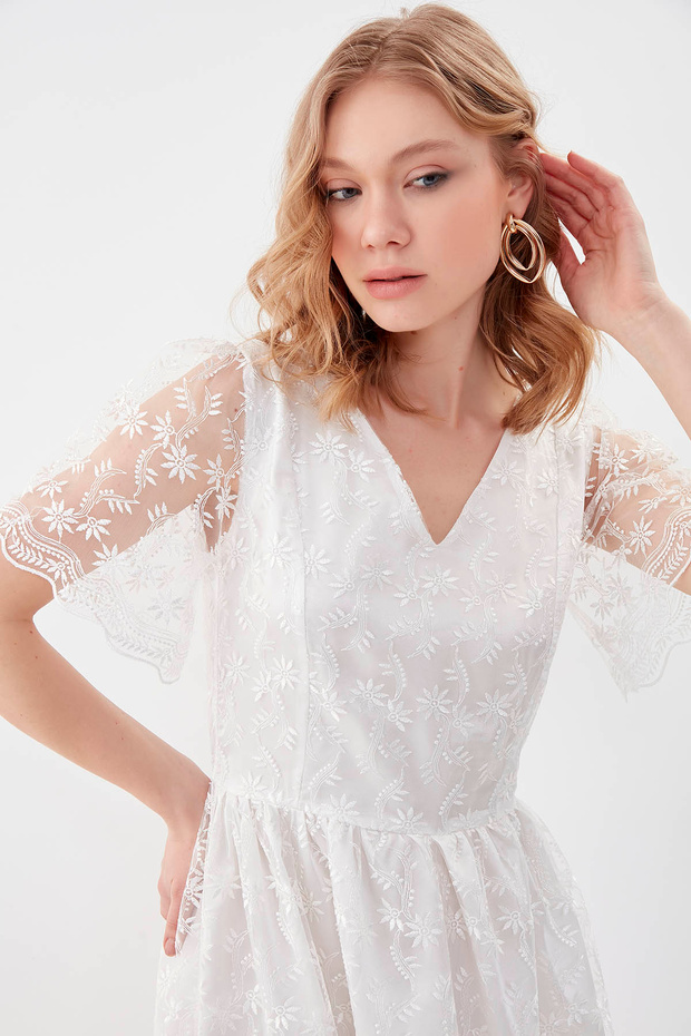 فستان منقوش بياقة على شكل حرف V - 2