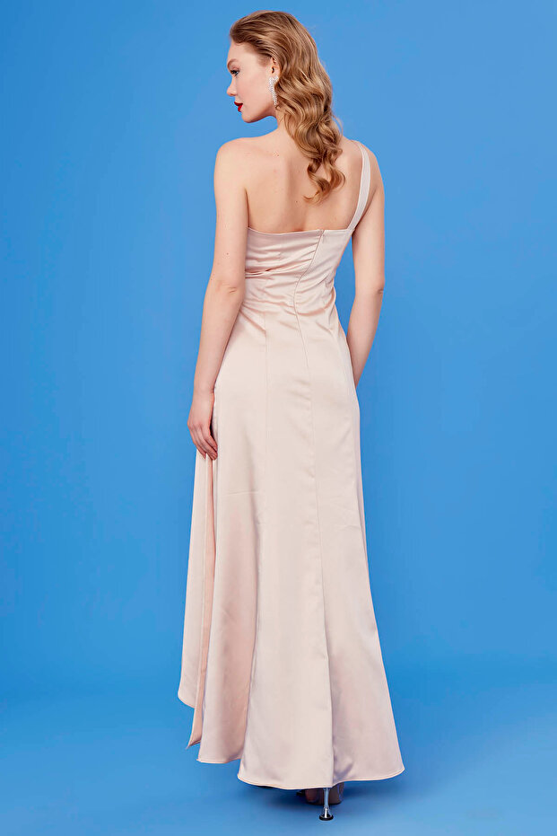 Rochie lungă din satin pe un umăr - 5