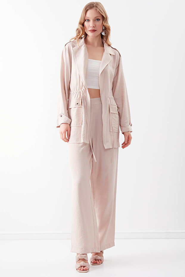 Bunda s dvojitou kapsou se stahovacím límcem Velikost: S - 2